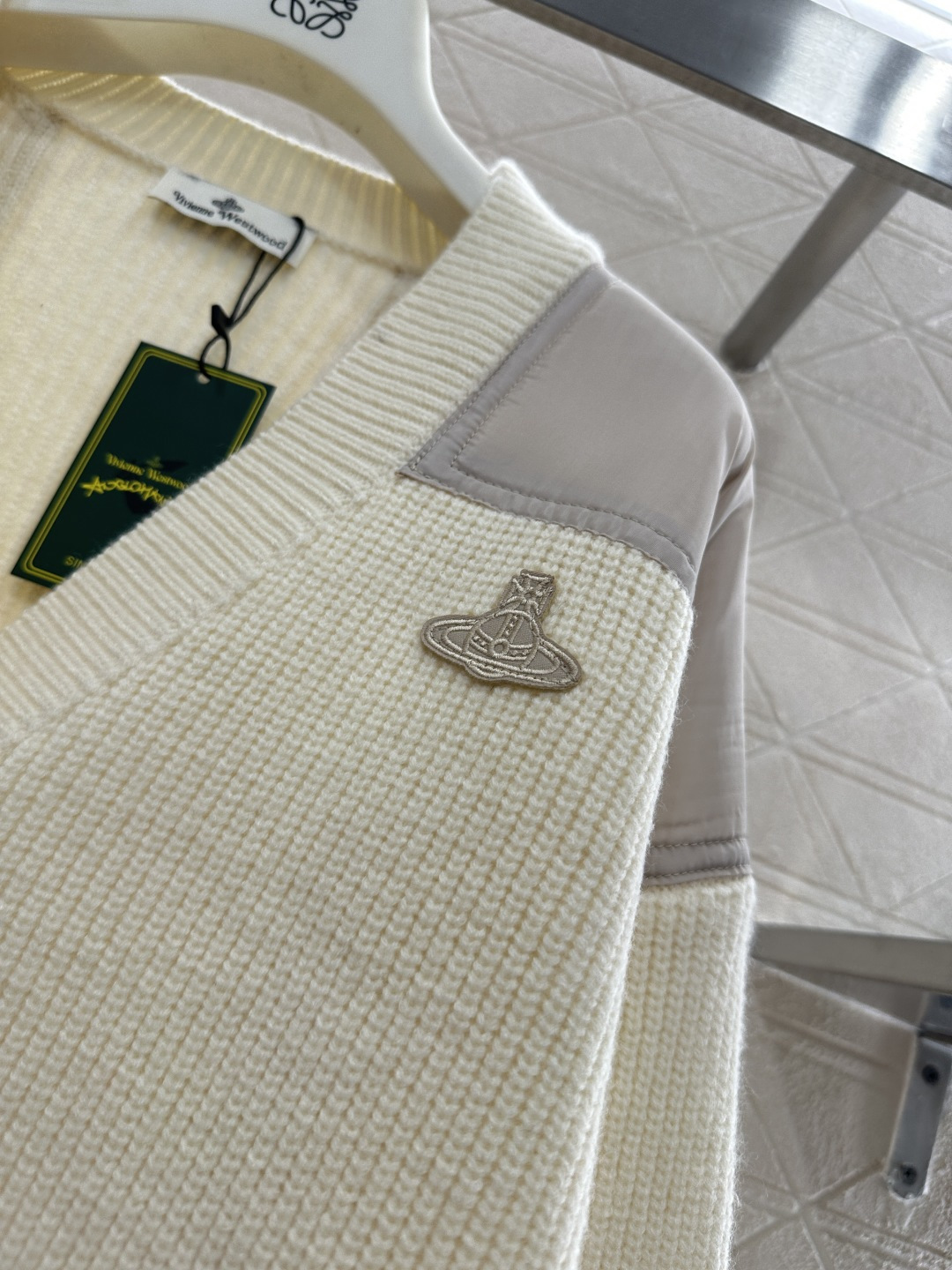 ♥West vivienn*♥2025新品上架 土星徽标针织开衫定制YB羊毛纱线织造，质感高级，穿搭舒适