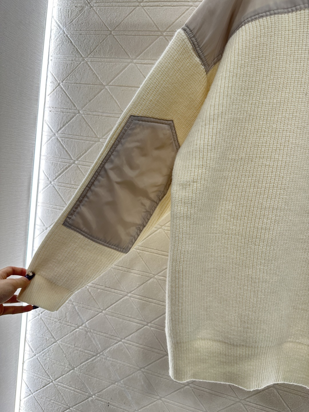 ♥West vivienn*♥2025新品上架 土星徽标针织开衫定制YB羊毛纱线织造，质感高级，穿搭舒适