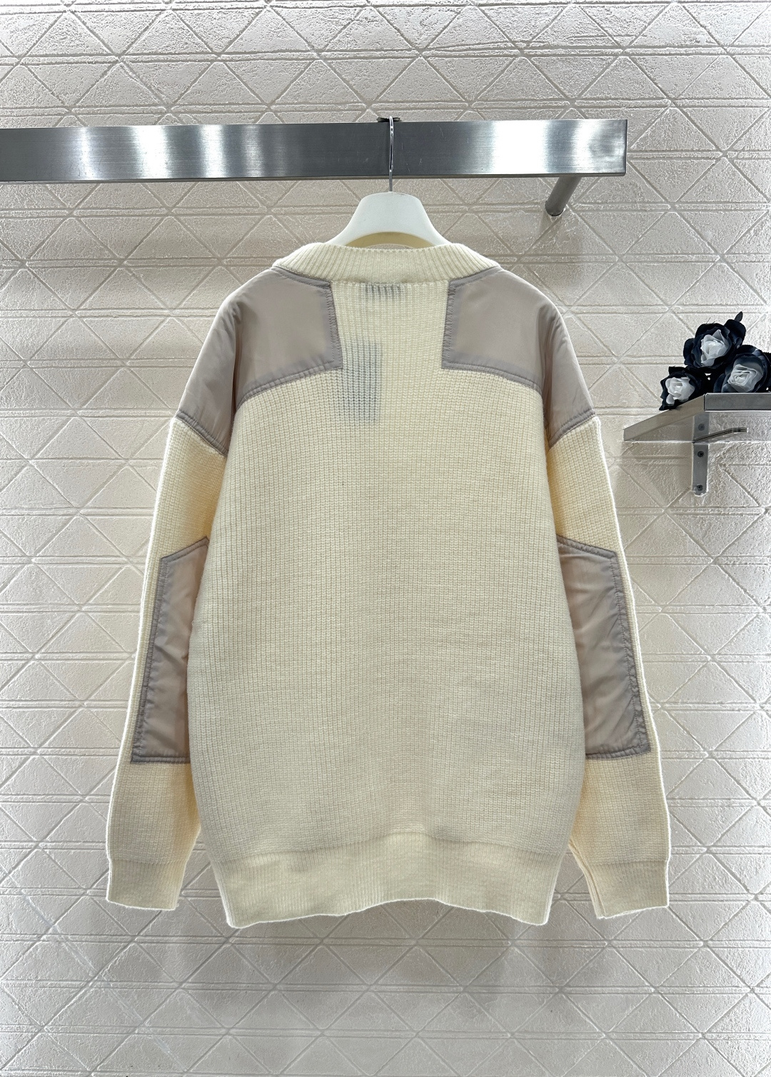 ♥West vivienn*♥2025新品上架 土星徽标针织开衫定制YB羊毛纱线织造，质感高级，穿搭舒适