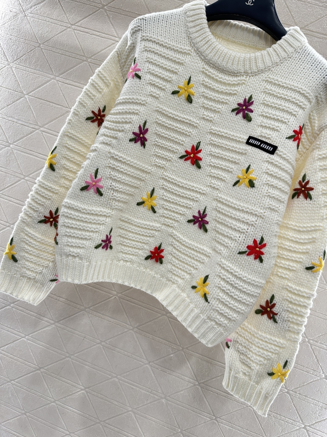 ♥Miumi*♥2025新品上架 彩色刺绣花朵针织毛衣定制YB羊毛纱线织造，穿搭舒适，质感十足，圆领针织