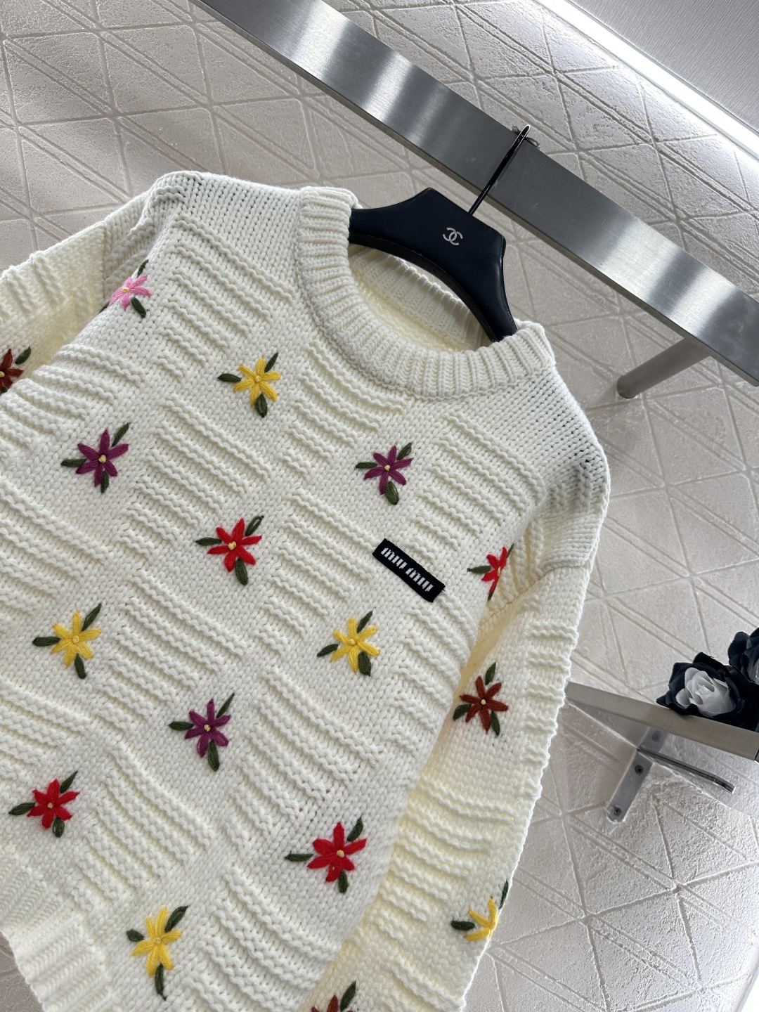 ♥Miumi*♥2025新品上架 彩色刺绣花朵针织毛衣定制YB羊毛纱线织造，穿搭舒适，质感十足，圆领针织