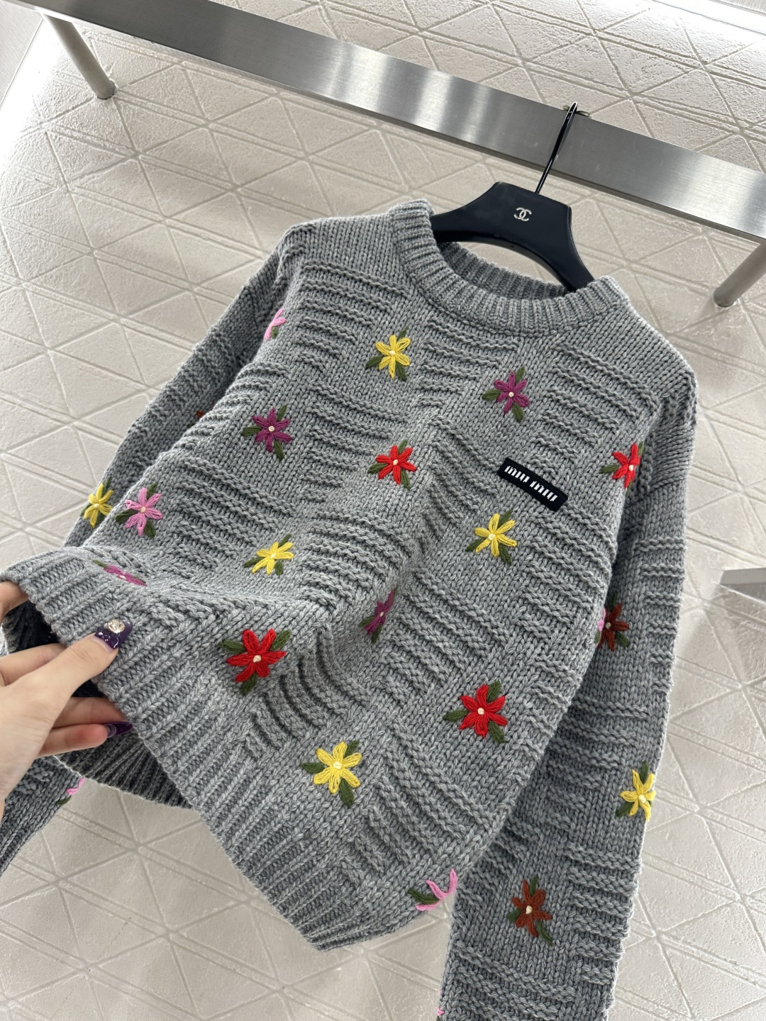 ♥Miumi*♥2025新品上架 彩色刺绣花朵针织毛衣定制YB羊毛纱线织造，穿搭舒适，质感十足，圆领针织