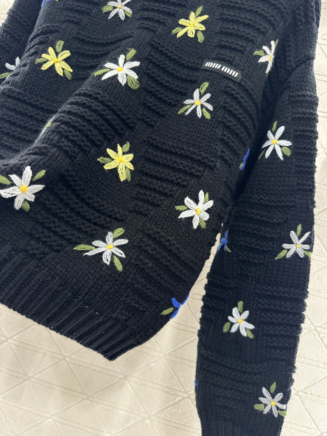 ♥Miumi*♥2025新品上架 彩色刺绣花朵针织毛衣定制YB羊毛纱线织造，穿搭舒适，质感十足，圆领针织