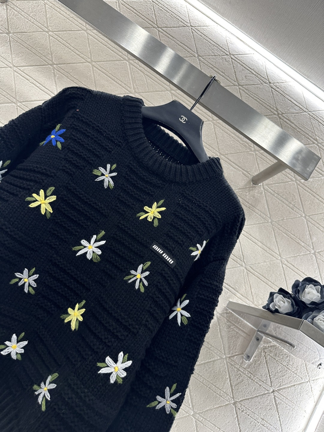 ♥Miumi*♥2025新品上架 彩色刺绣花朵针织毛衣定制YB羊毛纱线织造，穿搭舒适，质感十足，圆领针织