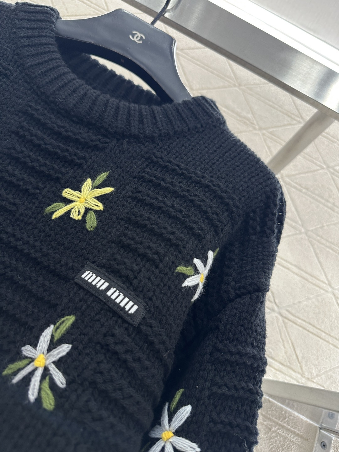 ♥Miumi*♥2025新品上架 彩色刺绣花朵针织毛衣定制YB羊毛纱线织造，穿搭舒适，质感十足，圆领针织