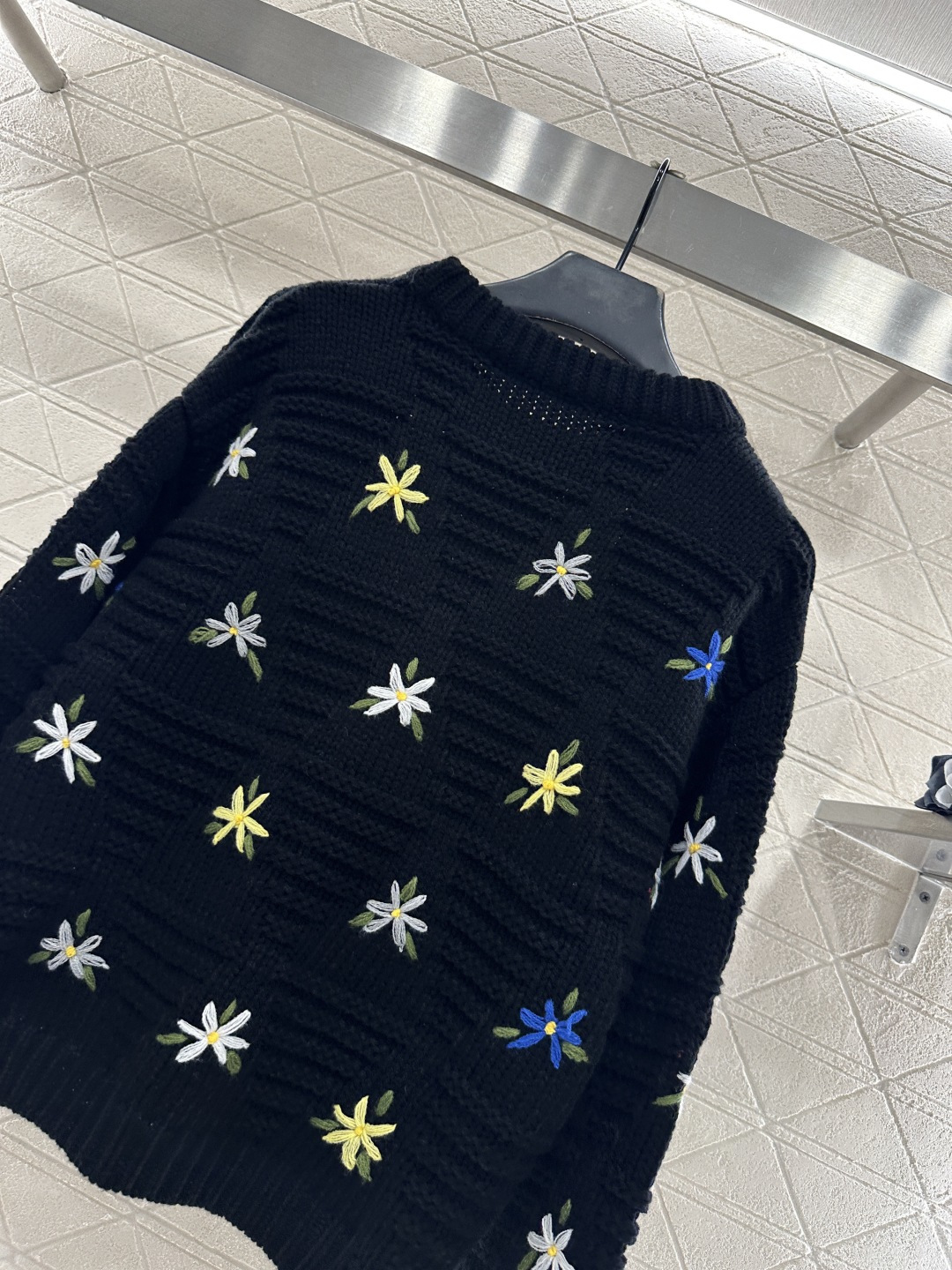 ♥Miumi*♥2025新品上架 彩色刺绣花朵针织毛衣定制YB羊毛纱线织造，穿搭舒适，质感十足，圆领针织
