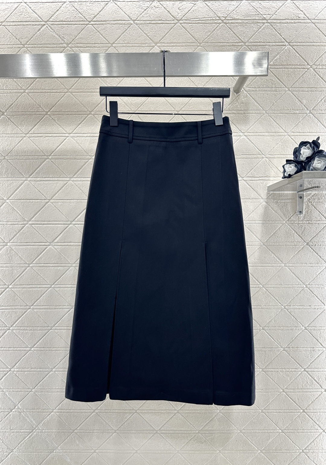 ♥Miumu*♥2025新品上架 字母徽标中长百褶半裙定制YB进口材质，质感光泽，垂顺有型，高腰百褶半裙