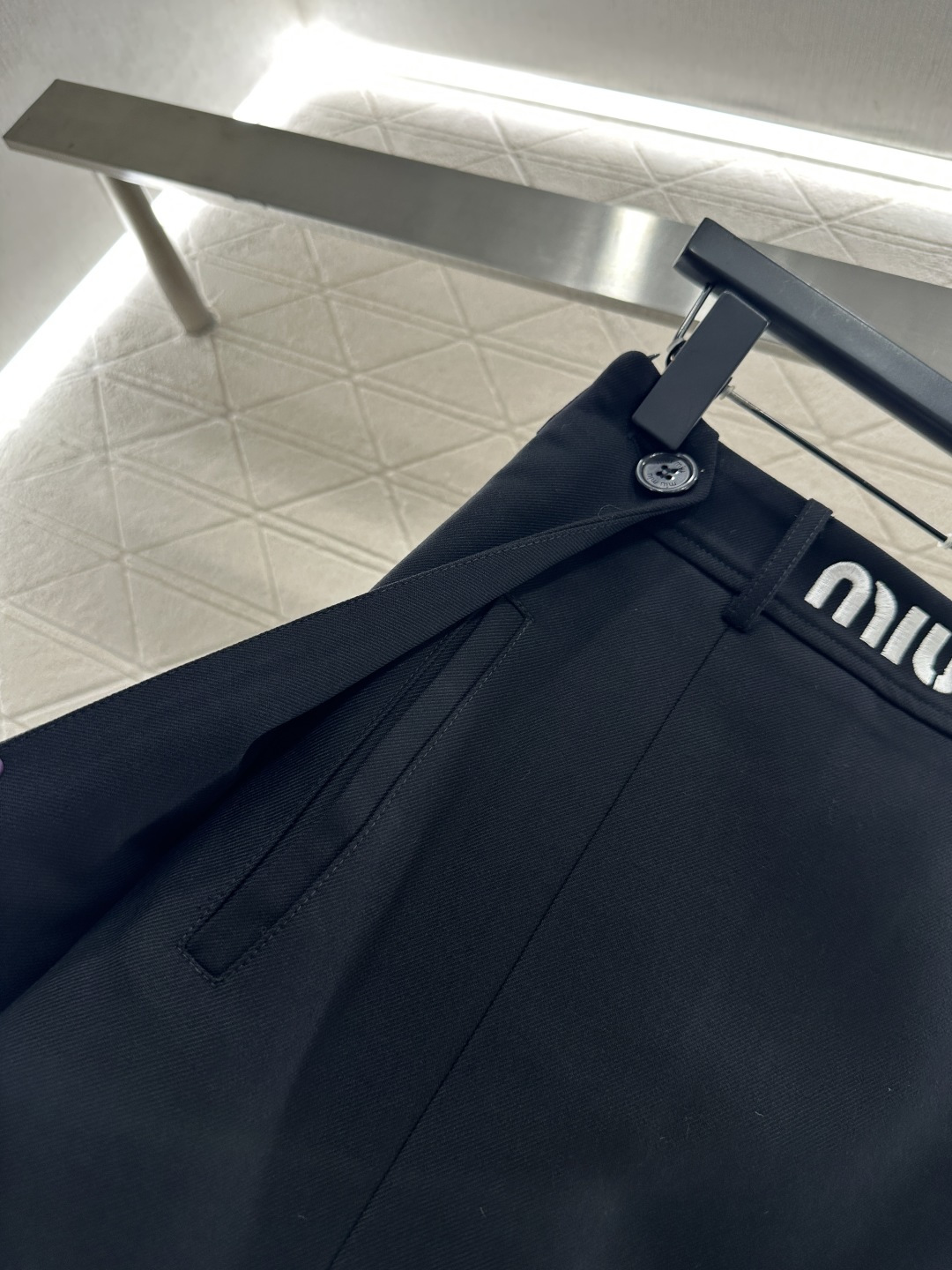 ♥Miumu*♥2025新品上架 字母徽标中长百褶半裙定制YB进口材质，质感光泽，垂顺有型，高腰百褶半裙