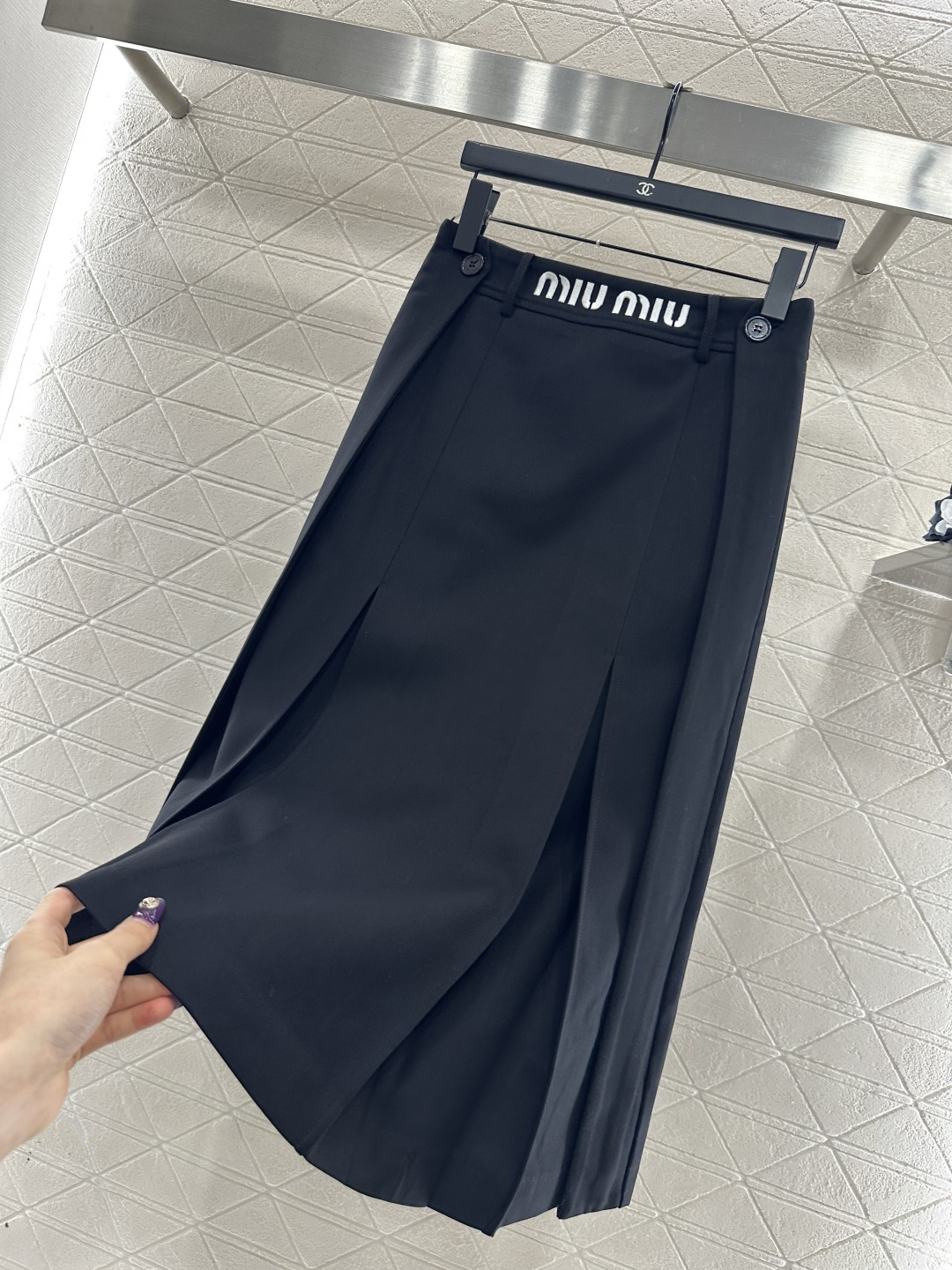 ♥Miumu*♥2025新品上架 字母徽标中长百褶半裙定制YB进口材质，质感光泽，垂顺有型，高腰百褶半裙