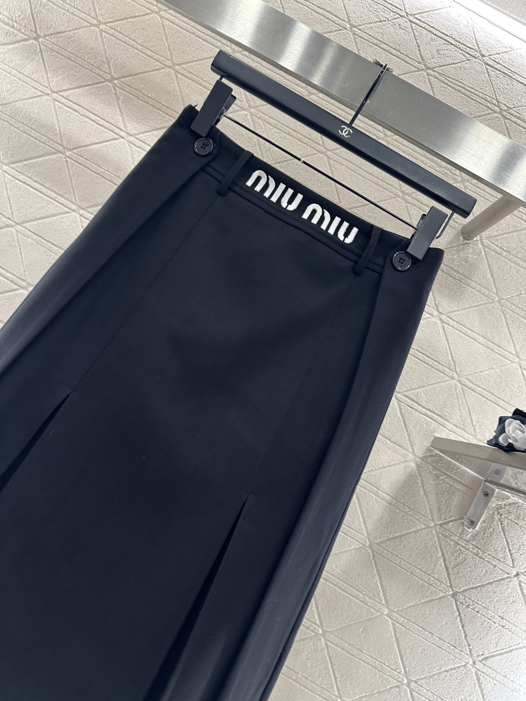♥Miumu*♥2025新品上架 字母徽标中长百褶半裙定制YB进口材质，质感光泽，垂顺有型，高腰百褶半裙