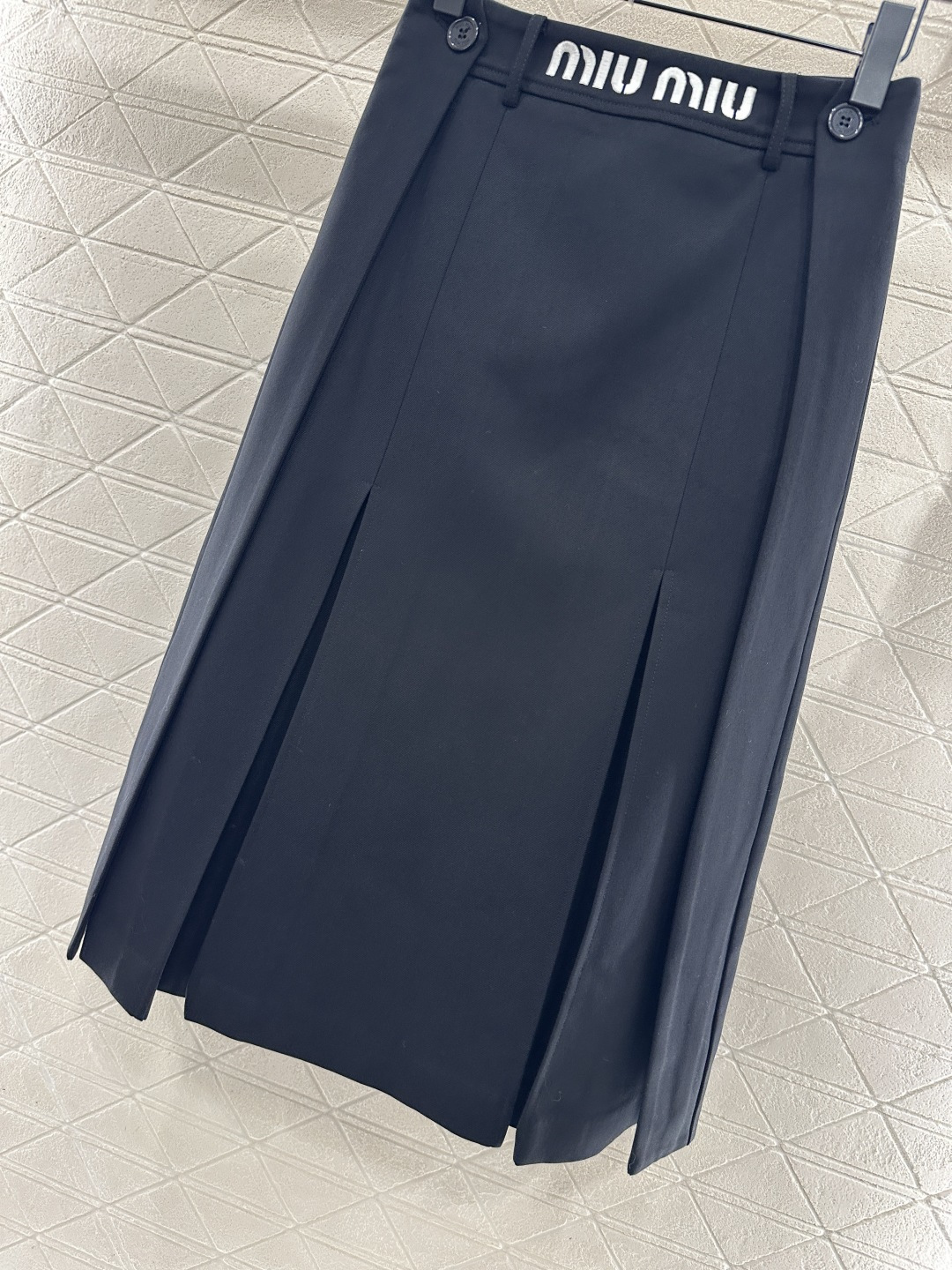 ♥Miumu*♥2025新品上架 字母徽标中长百褶半裙定制YB进口材质，质感光泽，垂顺有型，高腰百褶半裙
