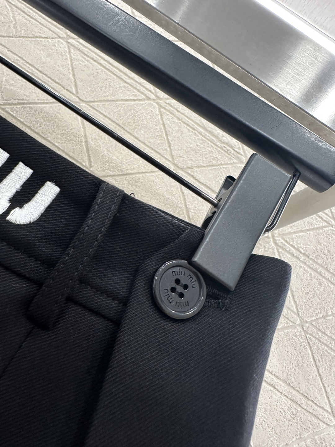 ♥Miumu*♥2025新品上架 字母徽标中长百褶半裙定制YB进口材质，质感光泽，垂顺有型，高腰百褶半裙