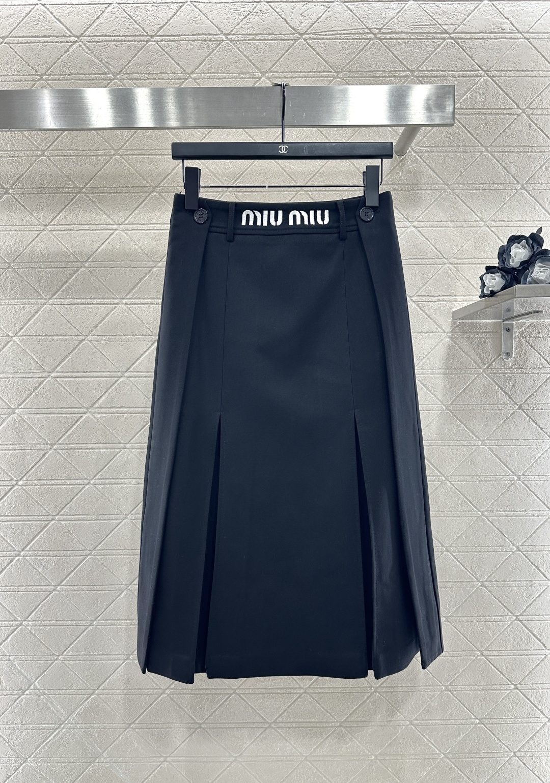 ♥Miumu*♥2025新品上架 字母徽标中长百褶半裙定制YB进口材质，质感光泽，垂顺有型，高腰百褶半裙