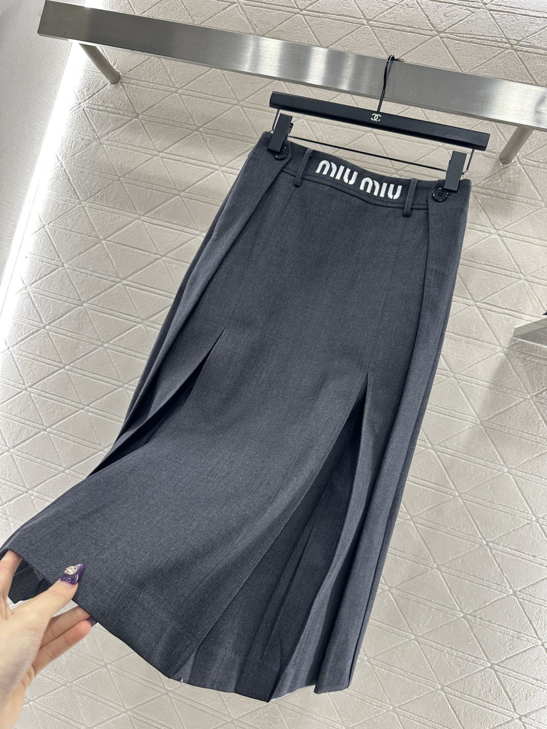 ♥Miumu*♥2025新品上架 字母徽标中长百褶半裙定制YB进口材质，质感光泽，垂顺有型，高腰百褶半裙