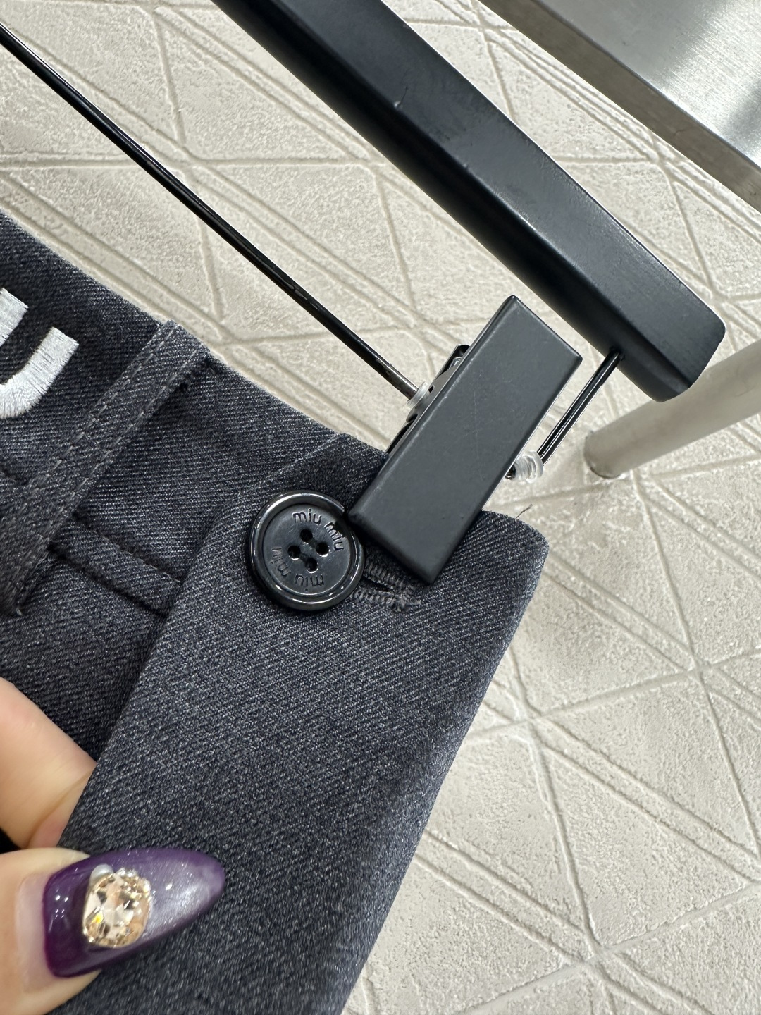 ♥Miumu*♥2025新品上架 字母徽标中长百褶半裙定制YB进口材质，质感光泽，垂顺有型，高腰百褶半裙