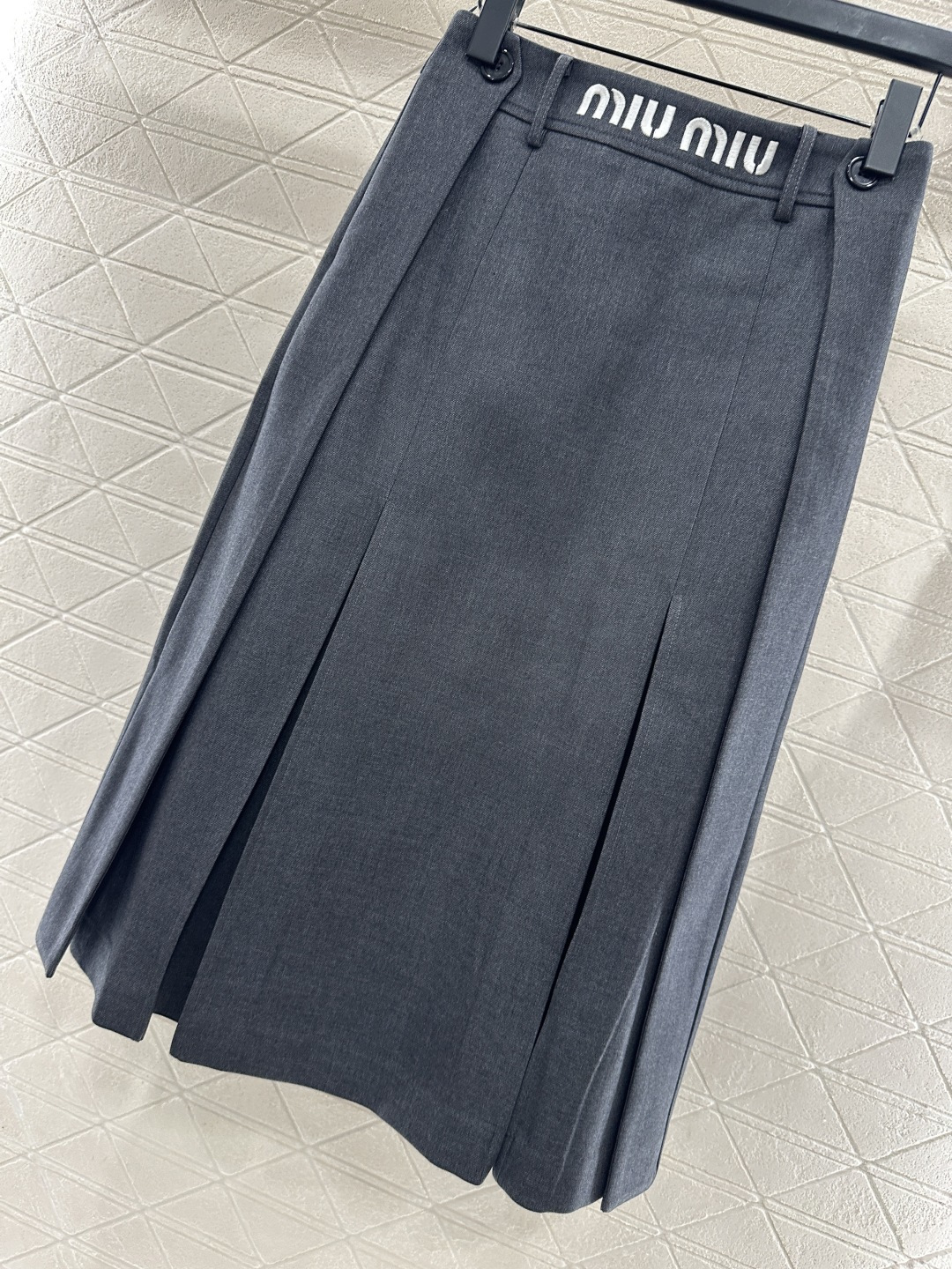 ♥Miumu*♥2025新品上架 字母徽标中长百褶半裙定制YB进口材质，质感光泽，垂顺有型，高腰百褶半裙