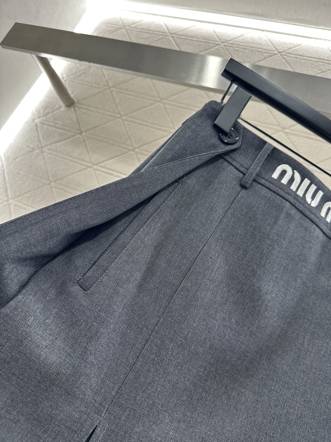 ♥Miumu*♥2025新品上架 字母徽标中长百褶半裙定制YB进口材质，质感光泽，垂顺有型，高腰百褶半裙