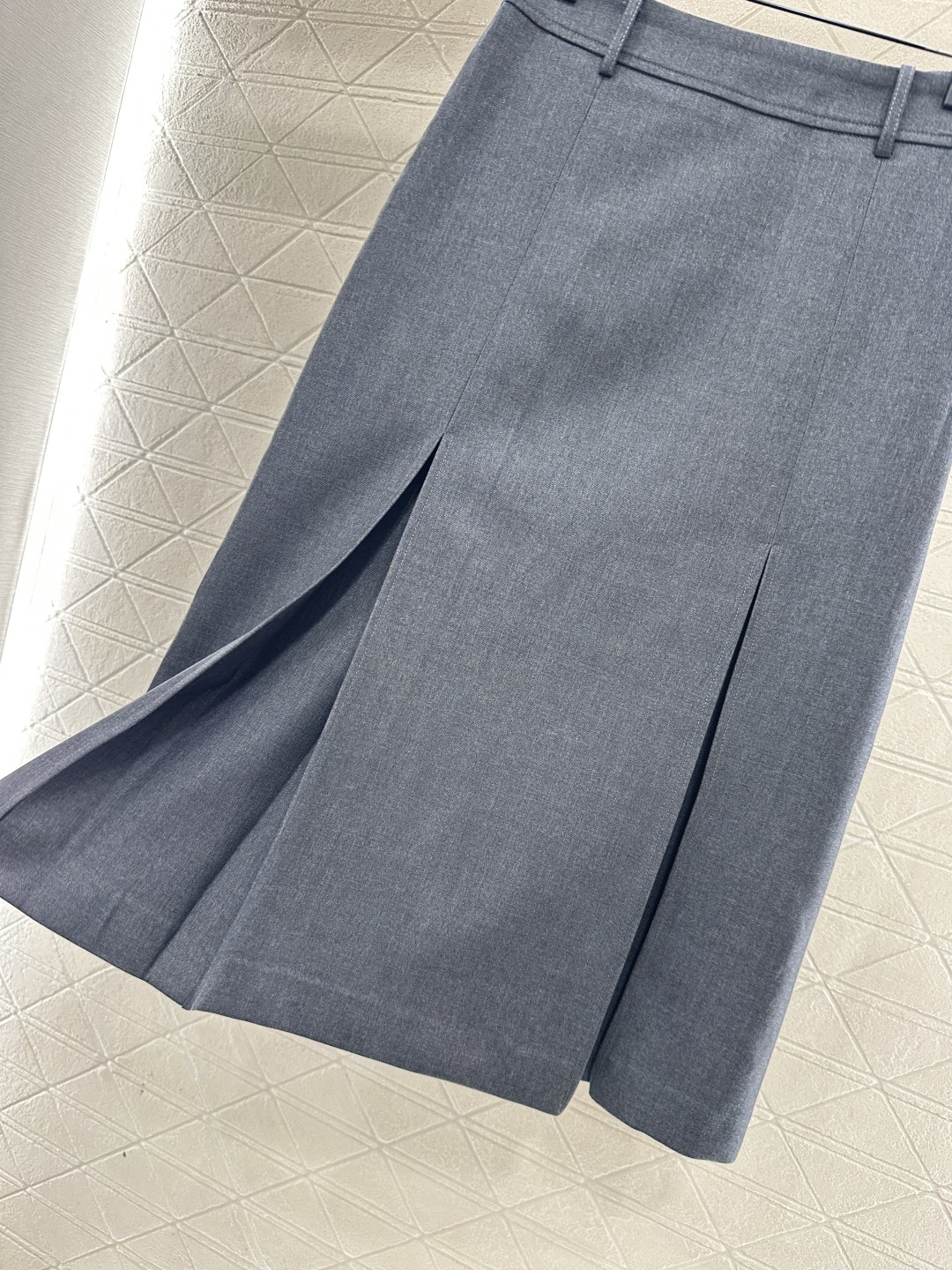 ♥Miumu*♥2025新品上架 字母徽标中长百褶半裙定制YB进口材质，质感光泽，垂顺有型，高腰百褶半裙