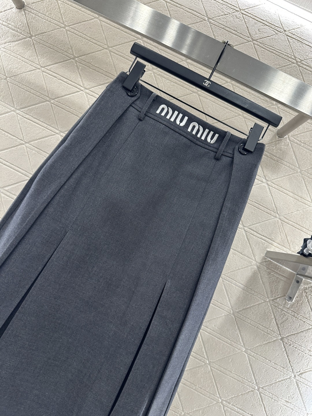 ♥Miumu*♥2025新品上架 字母徽标中长百褶半裙定制YB进口材质，质感光泽，垂顺有型，高腰百褶半裙
