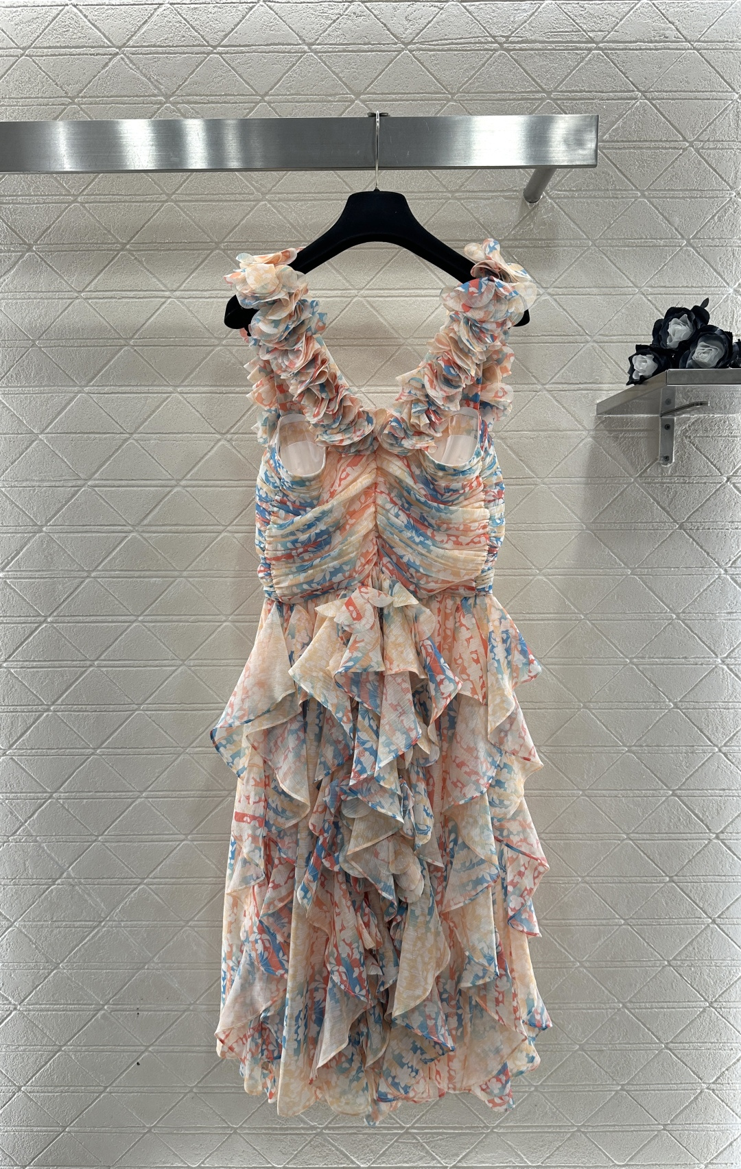 ♥Chane♥2026新品上架 山茶花层叠连衣裙定制YB进口真丝纺纱材质，质地轻薄，柔软飘逸，多重层叠连