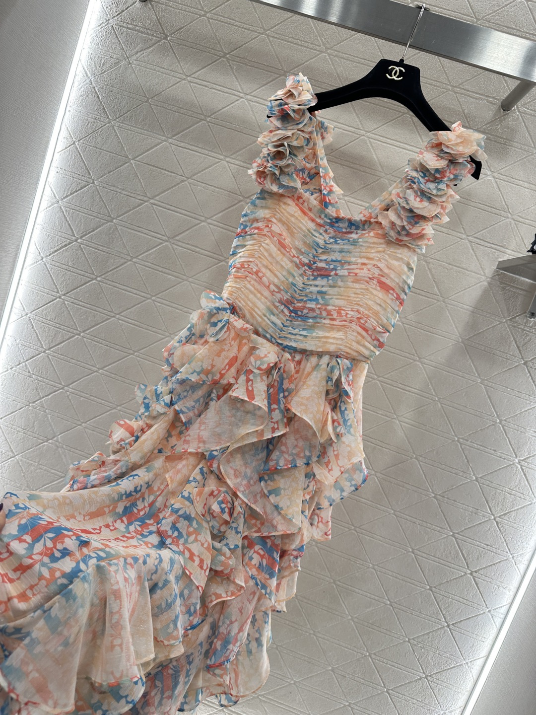 ♥Chane♥2026新品上架 山茶花层叠连衣裙定制YB进口真丝纺纱材质，质地轻薄，柔软飘逸，多重层叠连