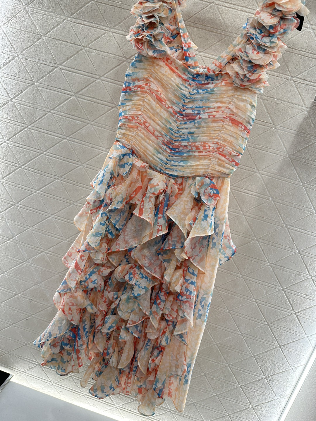 ♥Chane♥2026新品上架 山茶花层叠连衣裙定制YB进口真丝纺纱材质，质地轻薄，柔软飘逸，多重层叠连