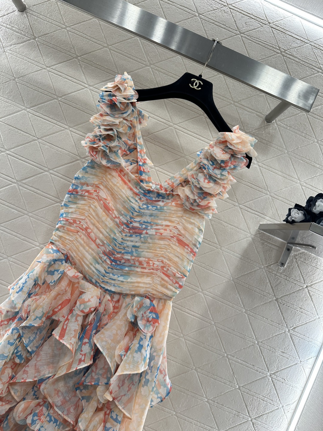 ♥Chane♥2026新品上架 山茶花层叠连衣裙定制YB进口真丝纺纱材质，质地轻薄，柔软飘逸，多重层叠连