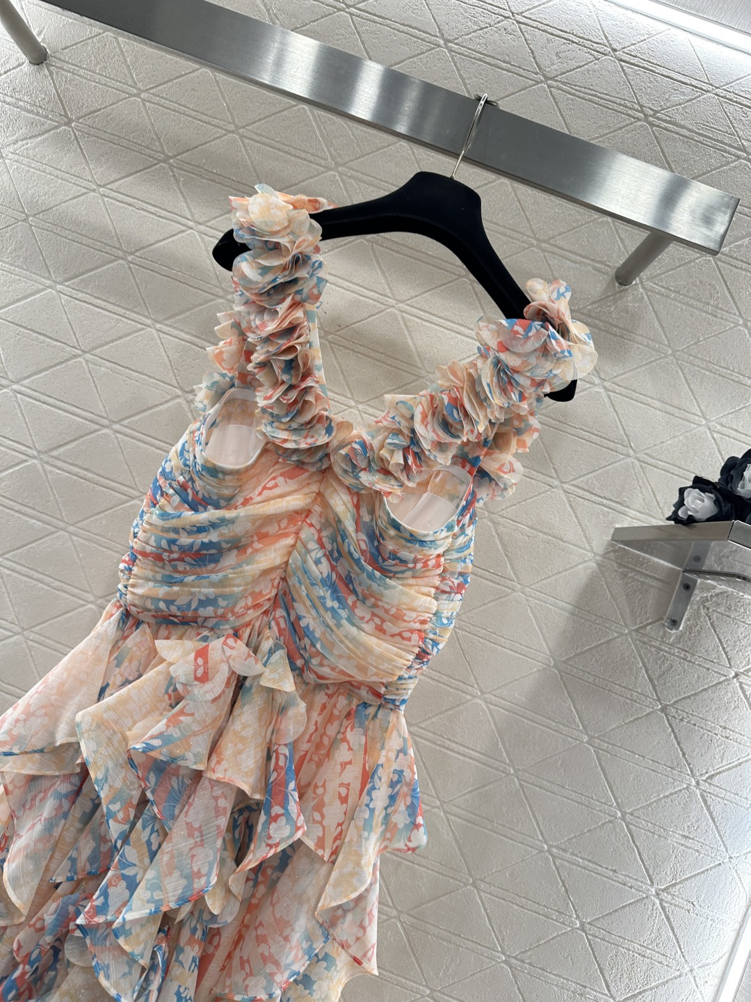 ♥Chane♥2026新品上架 山茶花层叠连衣裙定制YB进口真丝纺纱材质，质地轻薄，柔软飘逸，多重层叠连