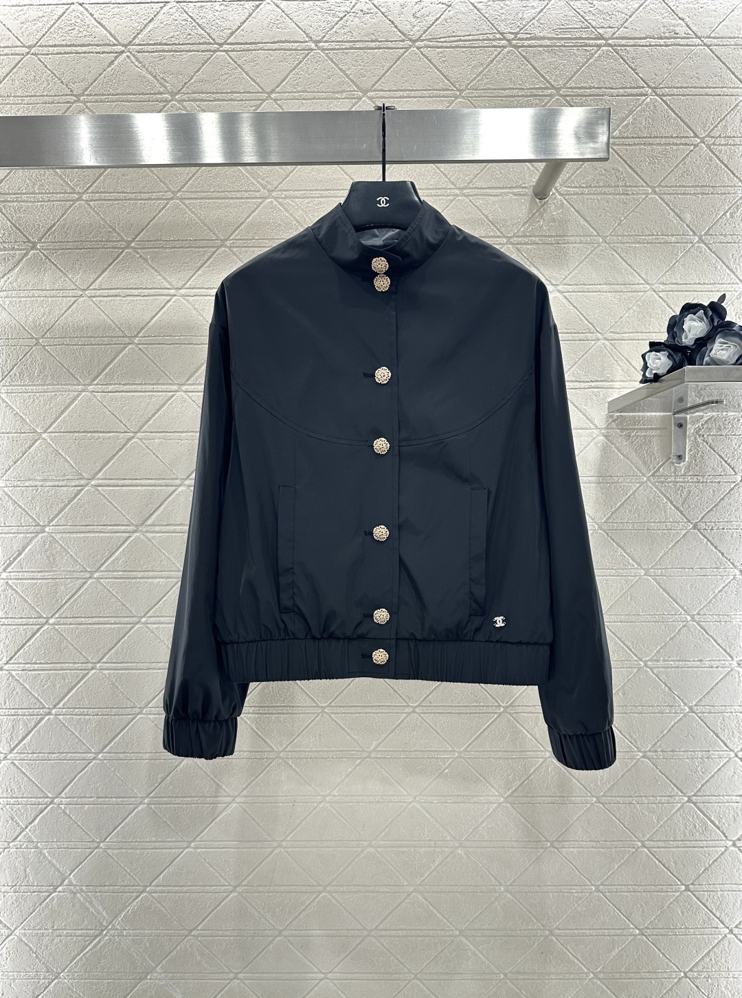 ♥Chane*♥2026新品上架 立领夹克外套定制YB进口丝塔稠材质，质感光泽，穿搭轻盈舒适，立领夹克外