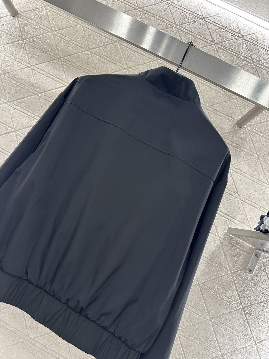 ♥Chane*♥2026新品上架 立领夹克外套定制YB进口丝塔稠材质，质感光泽，穿搭轻盈舒适，立领夹克外