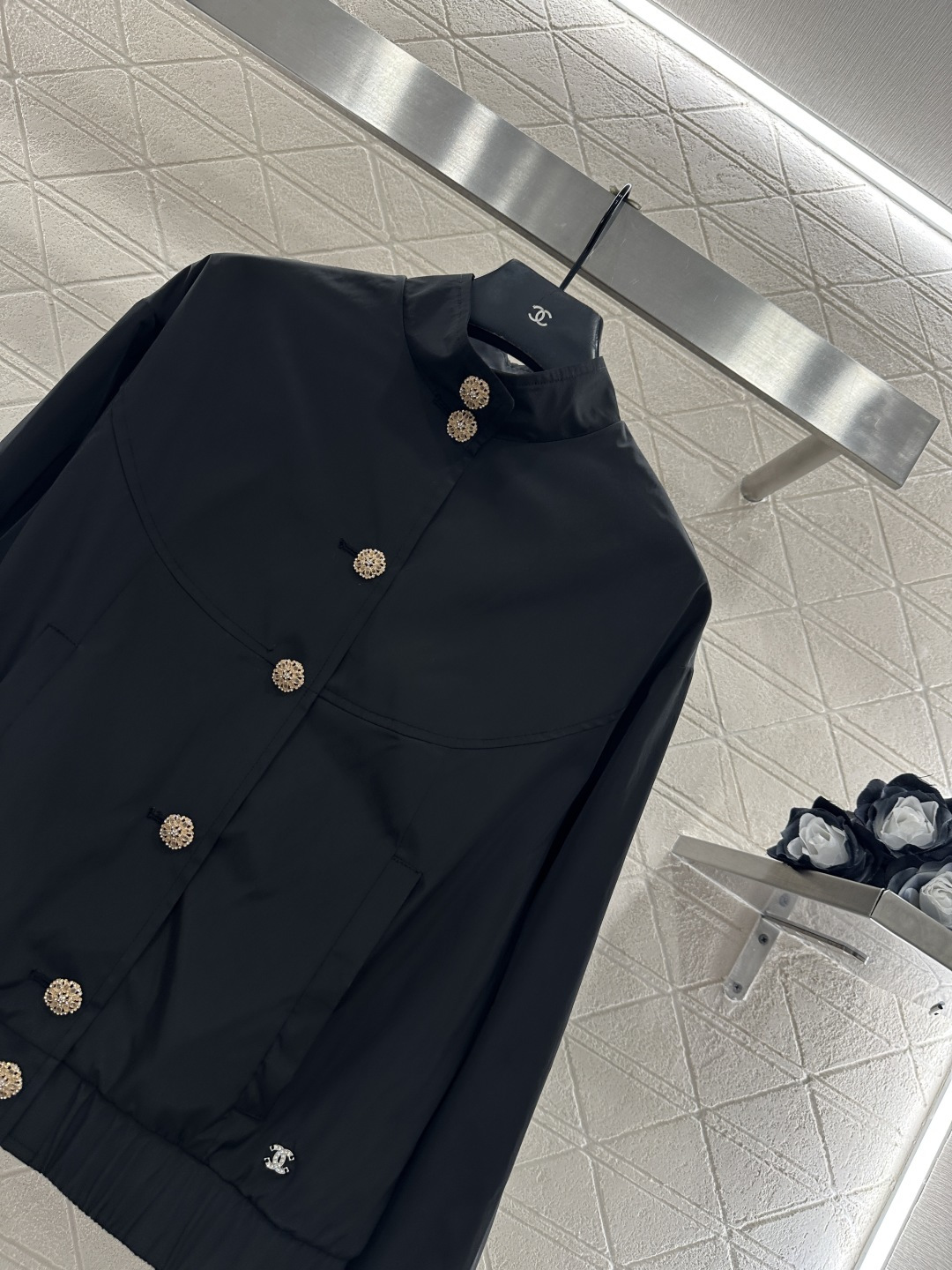 ♥Chane*♥2026新品上架 立领夹克外套定制YB进口丝塔稠材质，质感光泽，穿搭轻盈舒适，立领夹克外