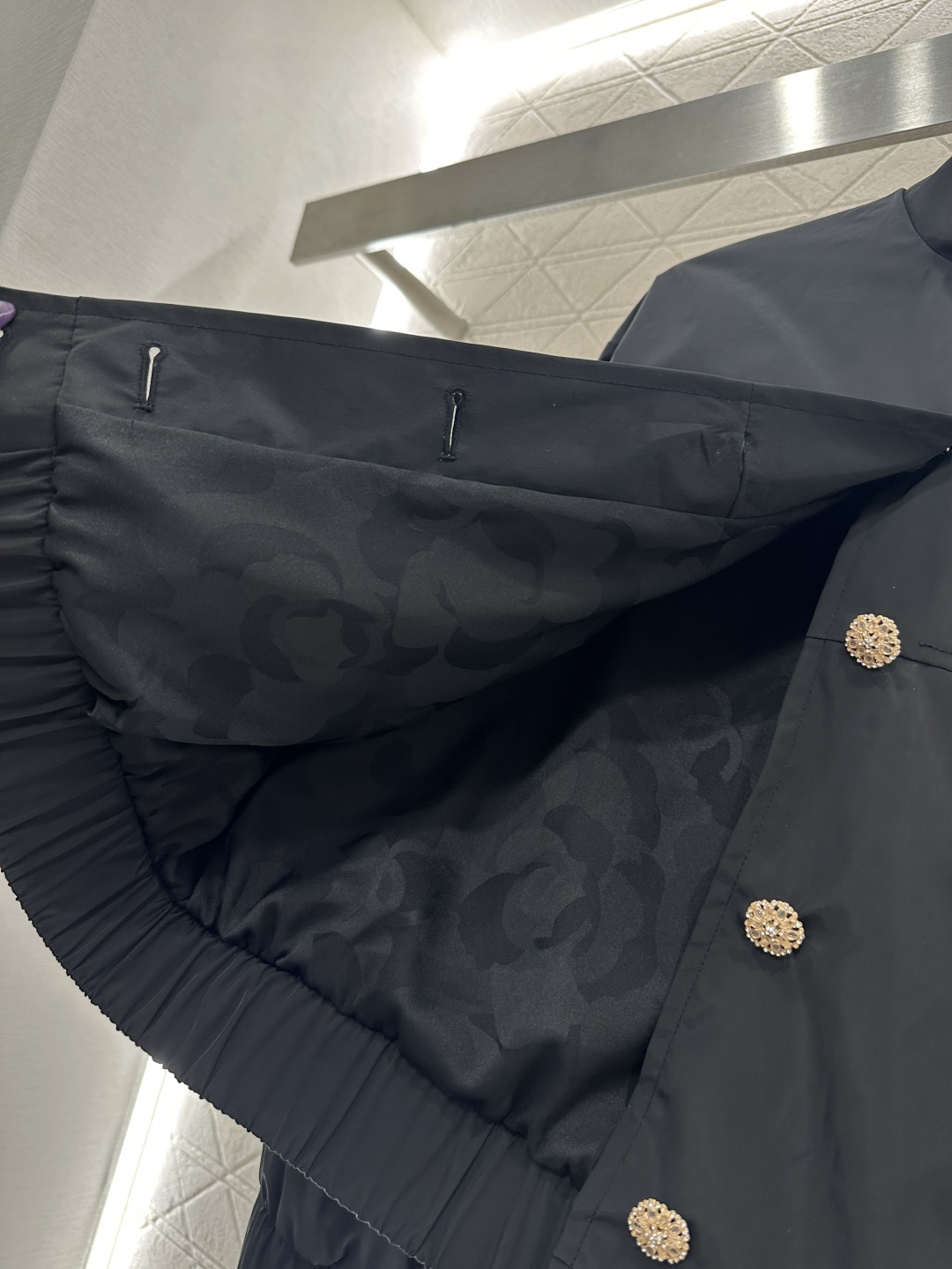 ♥Chane*♥2026新品上架 立领夹克外套定制YB进口丝塔稠材质，质感光泽，穿搭轻盈舒适，立领夹克外