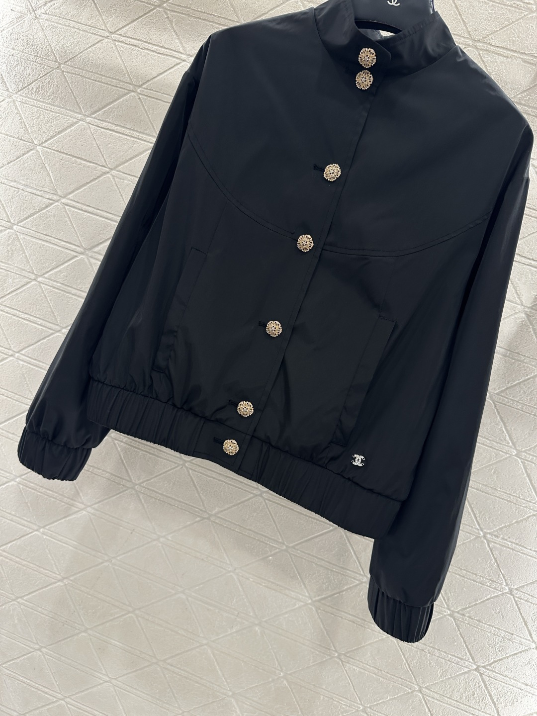 ♥Chane*♥2026新品上架 立领夹克外套定制YB进口丝塔稠材质，质感光泽，穿搭轻盈舒适，立领夹克外