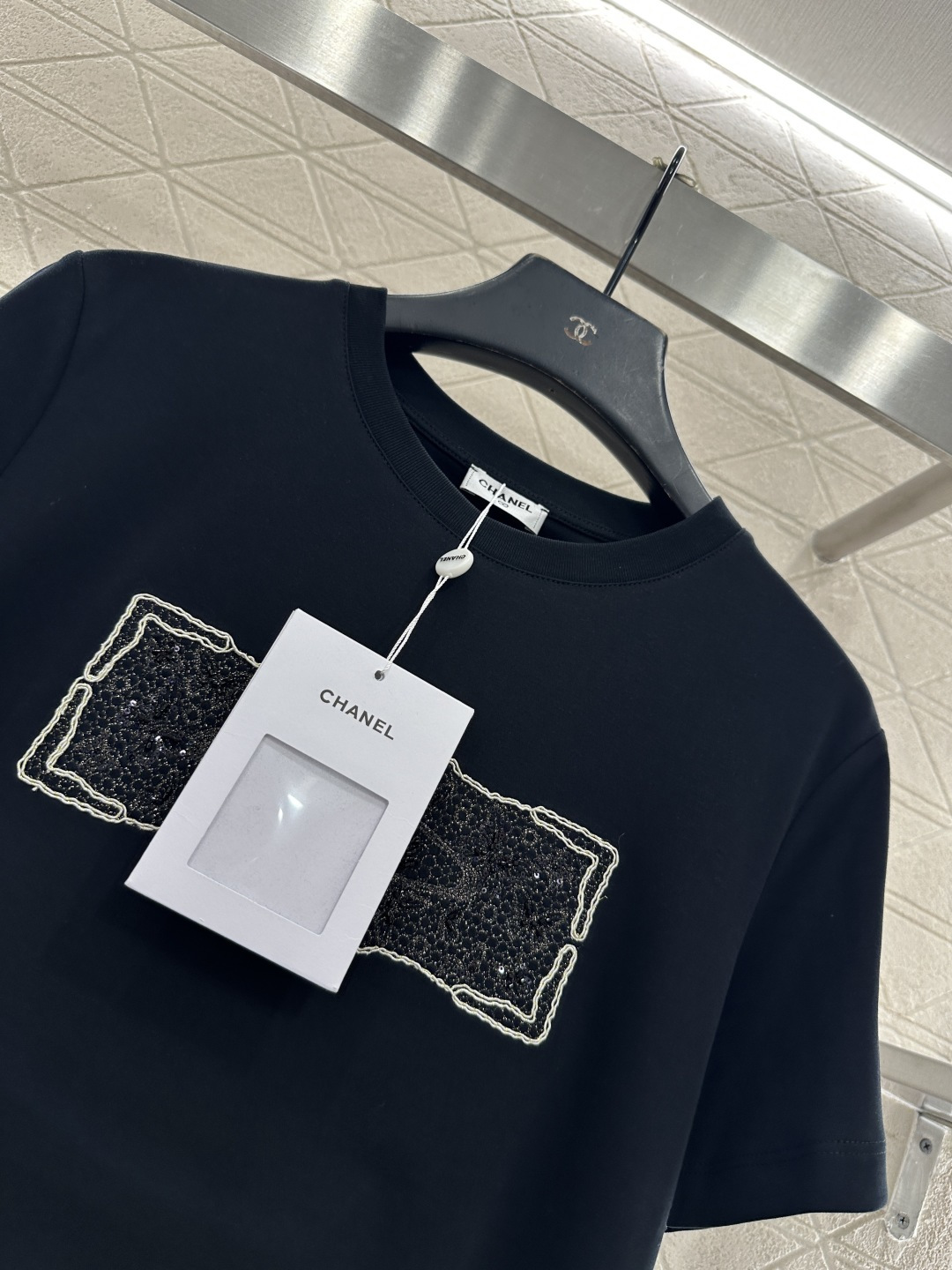 ♥Chane*♥2025新品上架 钉珠徽标圆领𝑇𝑒𝑒定制YB丝光全棉材质，质感光泽，丝滑舒适，常规短袖T