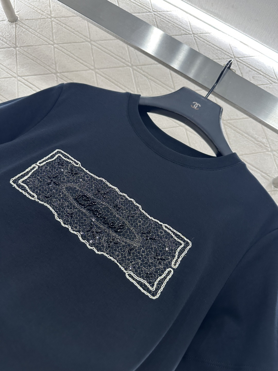 ♥Chane*♥2025新品上架 钉珠徽标圆领𝑇𝑒𝑒定制YB丝光全棉材质，质感光泽，丝滑舒适，常规短袖T