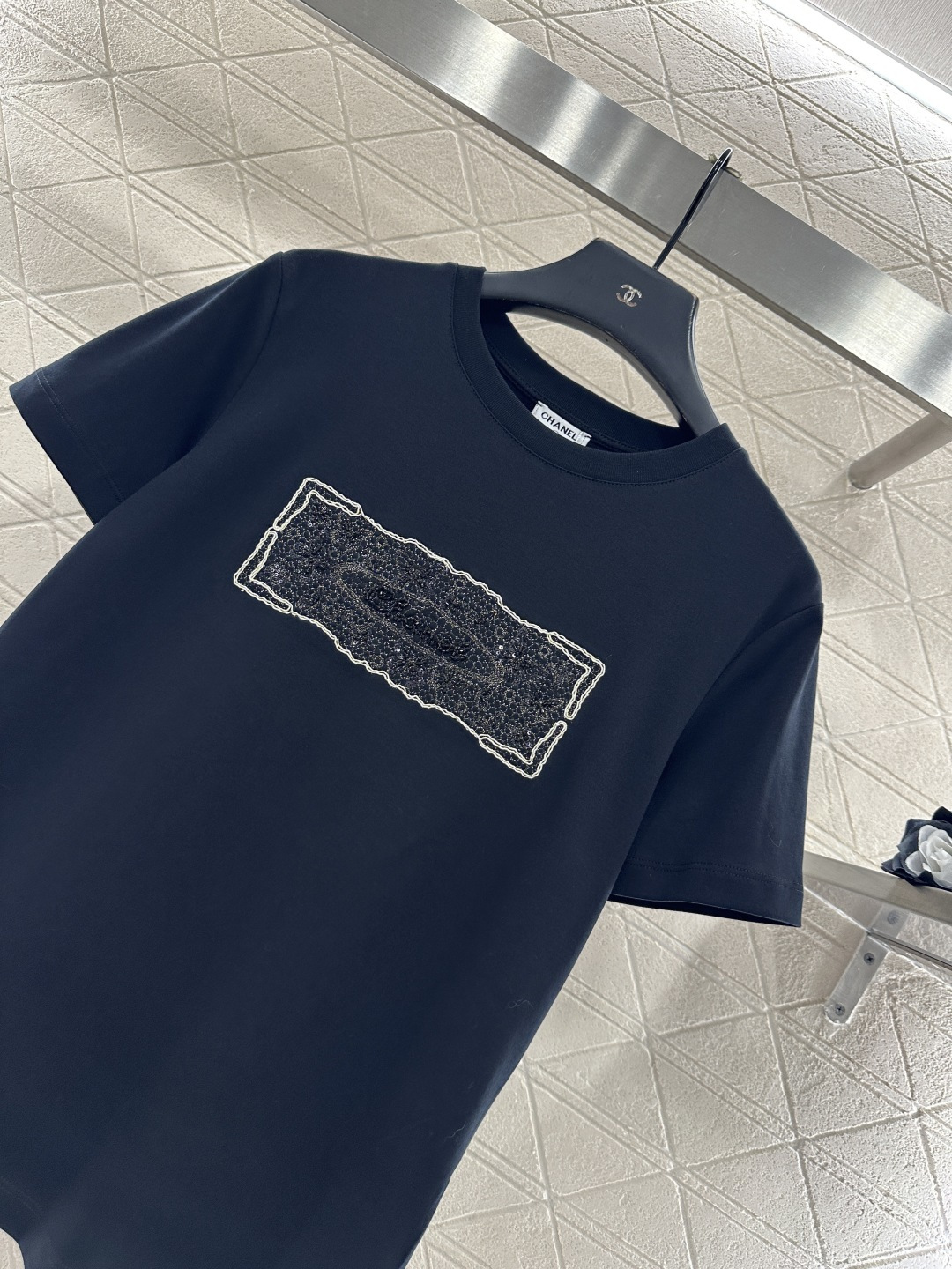 ♥Chane*♥2025新品上架 钉珠徽标圆领𝑇𝑒𝑒定制YB丝光全棉材质，质感光泽，丝滑舒适，常规短袖T