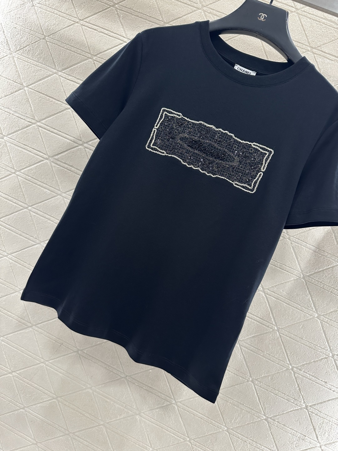 ♥Chane*♥2025新品上架 钉珠徽标圆领𝑇𝑒𝑒定制YB丝光全棉材质，质感光泽，丝滑舒适，常规短袖T