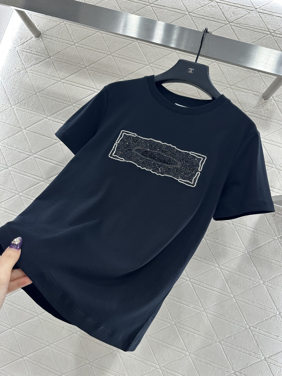♥Chane*♥2025新品上架 钉珠徽标圆领𝑇𝑒𝑒定制YB丝光全棉材质，质感光泽，丝滑舒适，常规短袖T