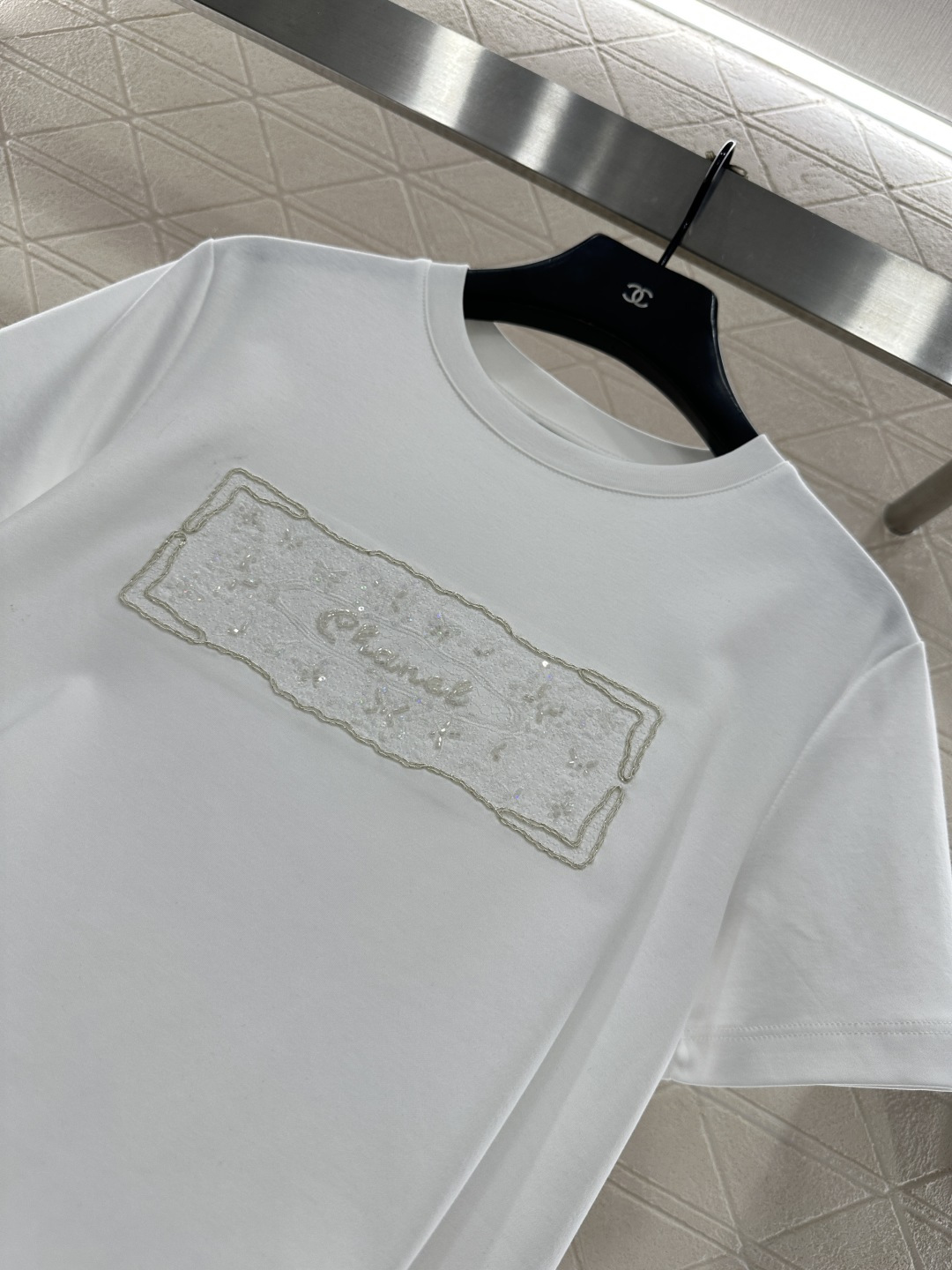 ♥Chane*♥2025新品上架 钉珠徽标圆领𝑇𝑒𝑒定制YB丝光全棉材质，质感光泽，丝滑舒适，常规短袖T