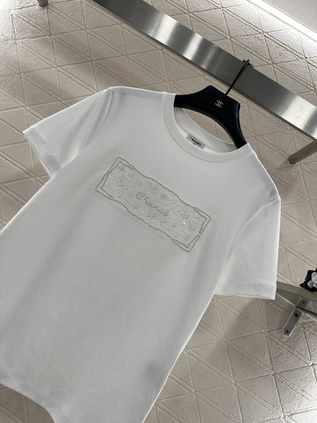 ♥Chane*♥2025新品上架 钉珠徽标圆领𝑇𝑒𝑒定制YB丝光全棉材质，质感光泽，丝滑舒适，常规短袖T