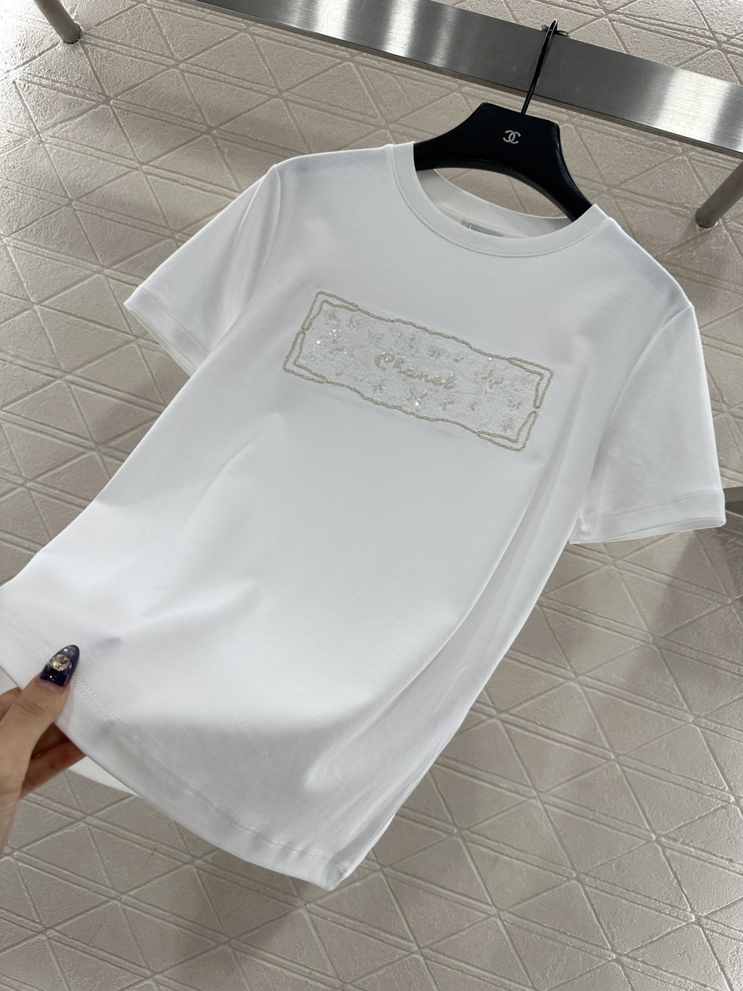 ♥Chane*♥2025新品上架 钉珠徽标圆领𝑇𝑒𝑒定制YB丝光全棉材质，质感光泽，丝滑舒适，常规短袖T