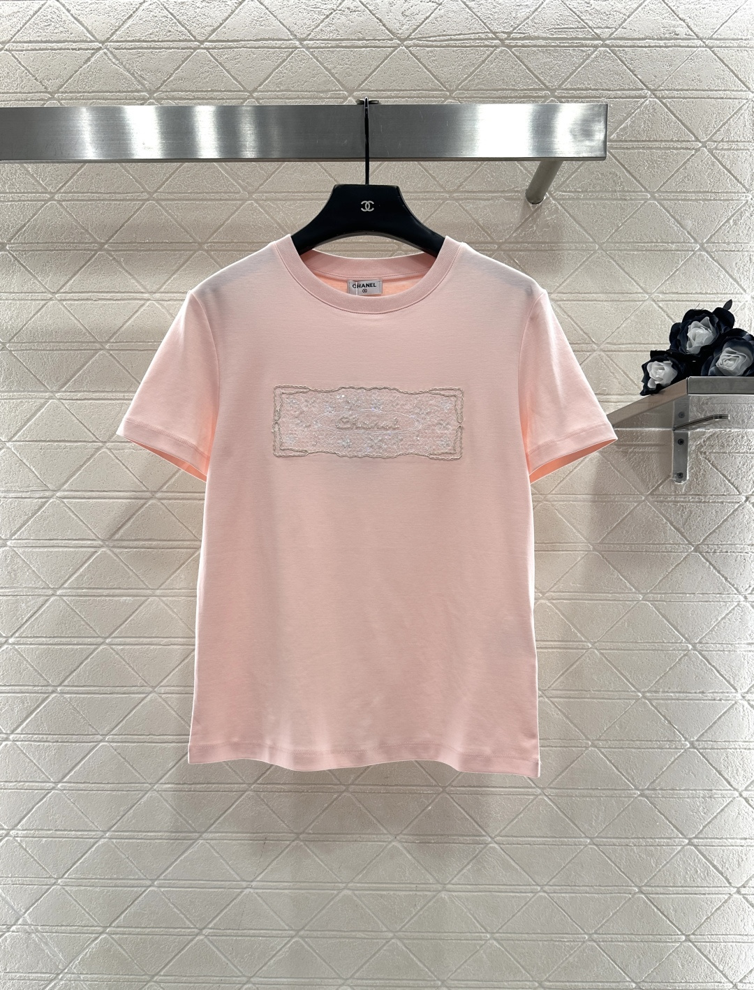 ♥Chane*♥2025新品上架 钉珠徽标圆领𝑇𝑒𝑒定制YB丝光全棉材质，质感光泽，丝滑舒适，常规短袖T
