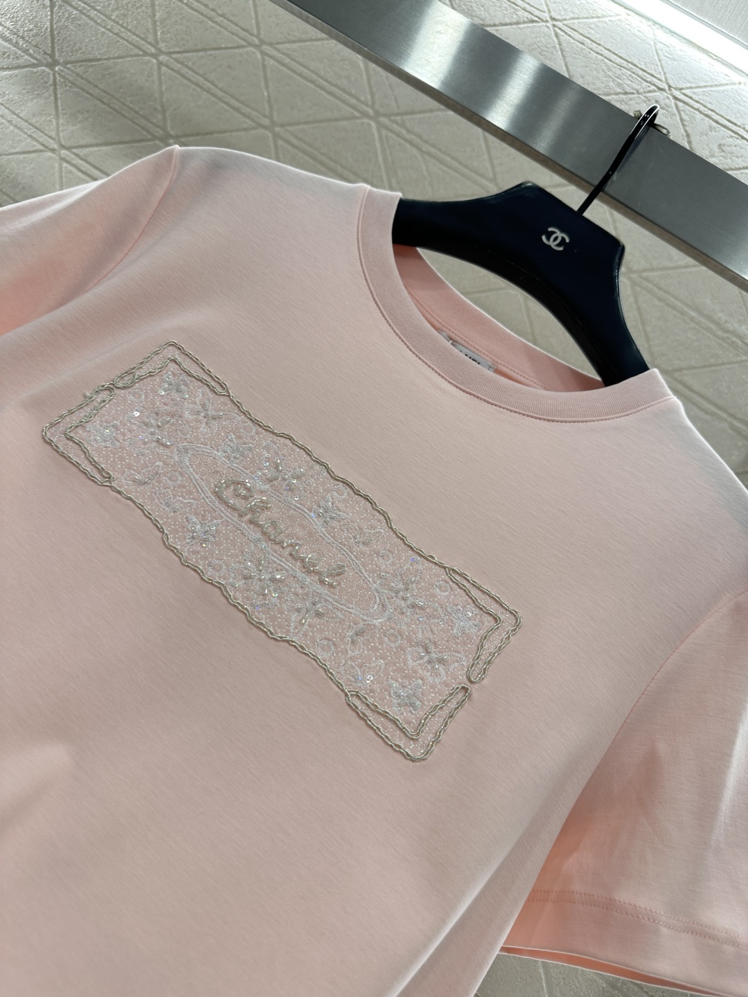 ♥Chane*♥2025新品上架 钉珠徽标圆领𝑇𝑒𝑒定制YB丝光全棉材质，质感光泽，丝滑舒适，常规短袖T
