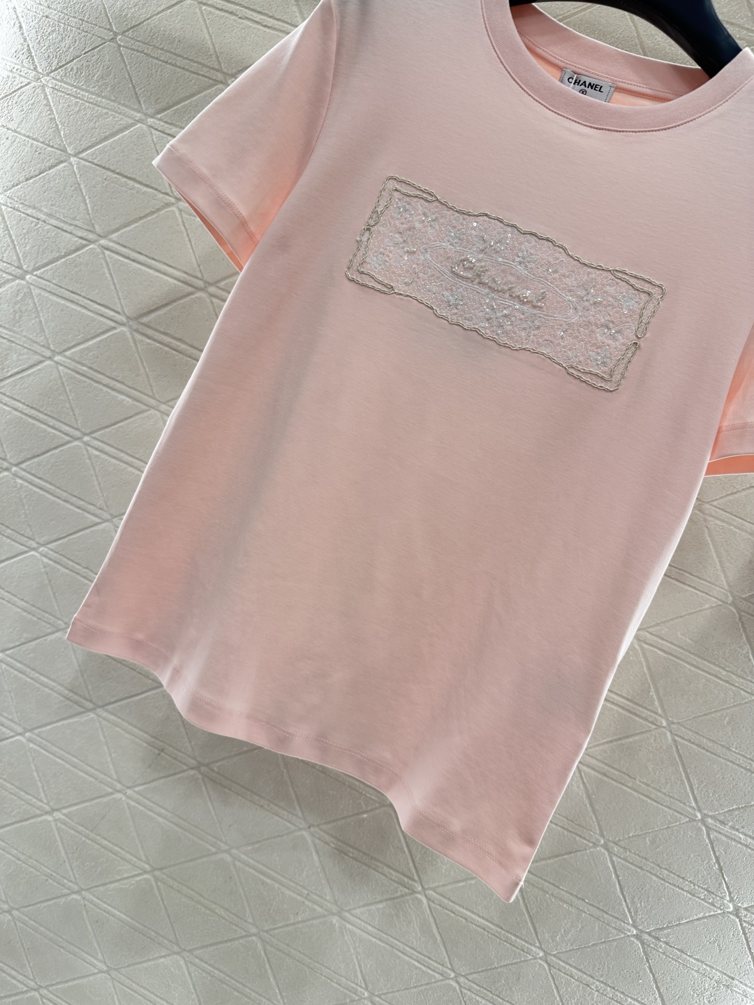 ♥Chane*♥2025新品上架 钉珠徽标圆领𝑇𝑒𝑒定制YB丝光全棉材质，质感光泽，丝滑舒适，常规短袖T