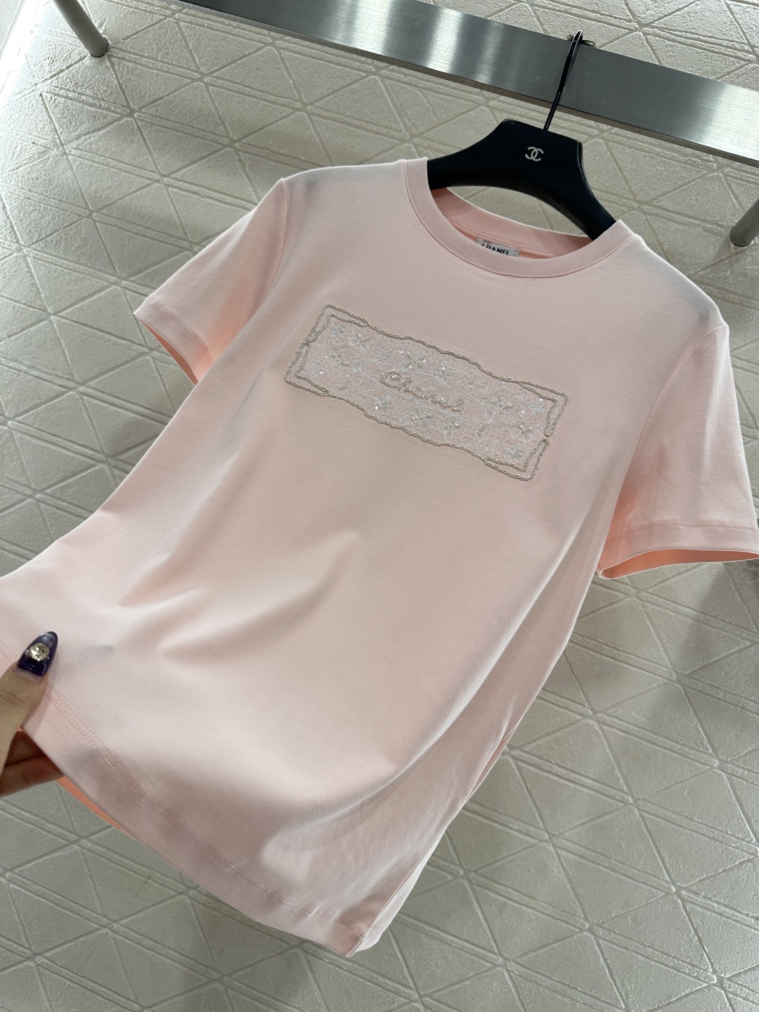 ♥Chane*♥2025新品上架 钉珠徽标圆领𝑇𝑒𝑒定制YB丝光全棉材质，质感光泽，丝滑舒适，常规短袖T