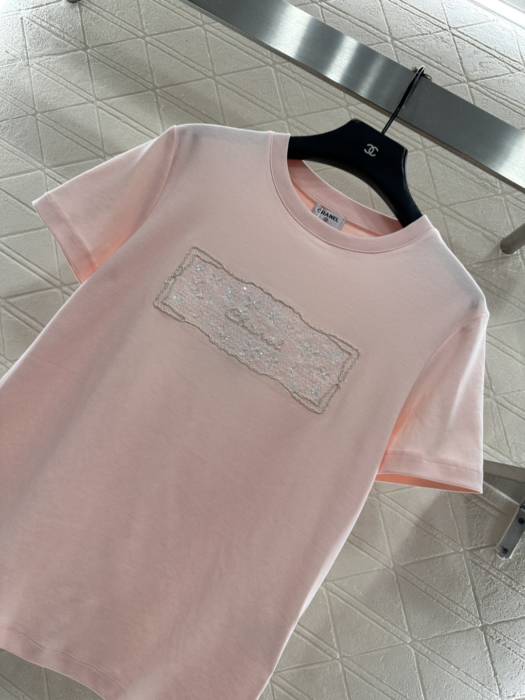 ♥Chane*♥2025新品上架 钉珠徽标圆领𝑇𝑒𝑒定制YB丝光全棉材质，质感光泽，丝滑舒适，常规短袖T