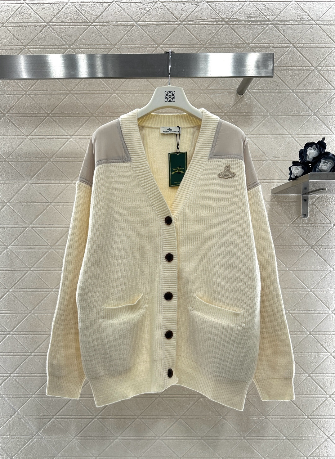 ♥West vivienn*♥2025新品上架 土星徽标针织开衫定制YB羊毛纱线织造，质感高级，穿搭舒适