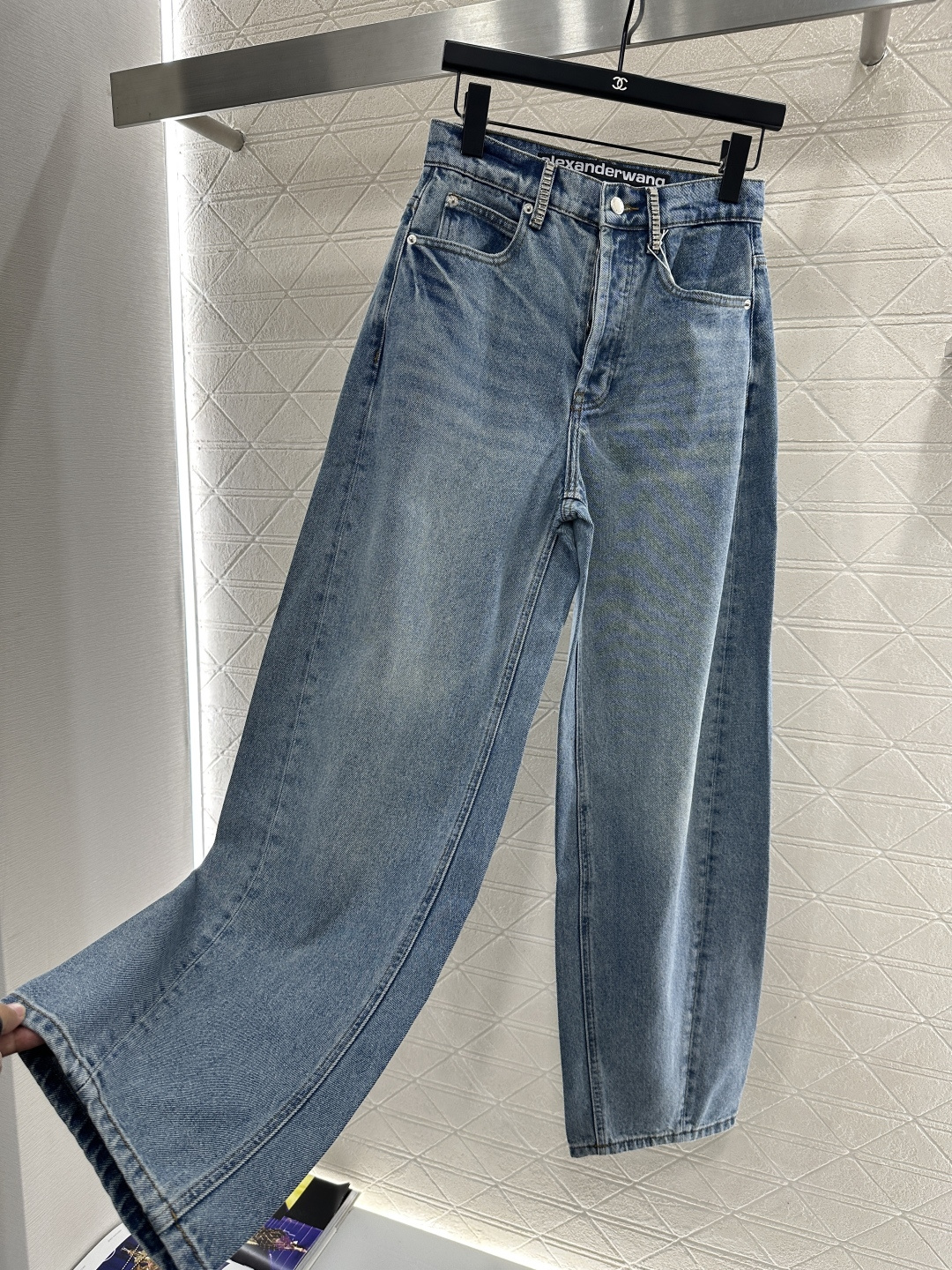 ♥Alexander wan*♥2026新品上架 做旧磨白水钻弯刀牛仔长裤定制YB斜纹牛仔棉材质，穿搭舒