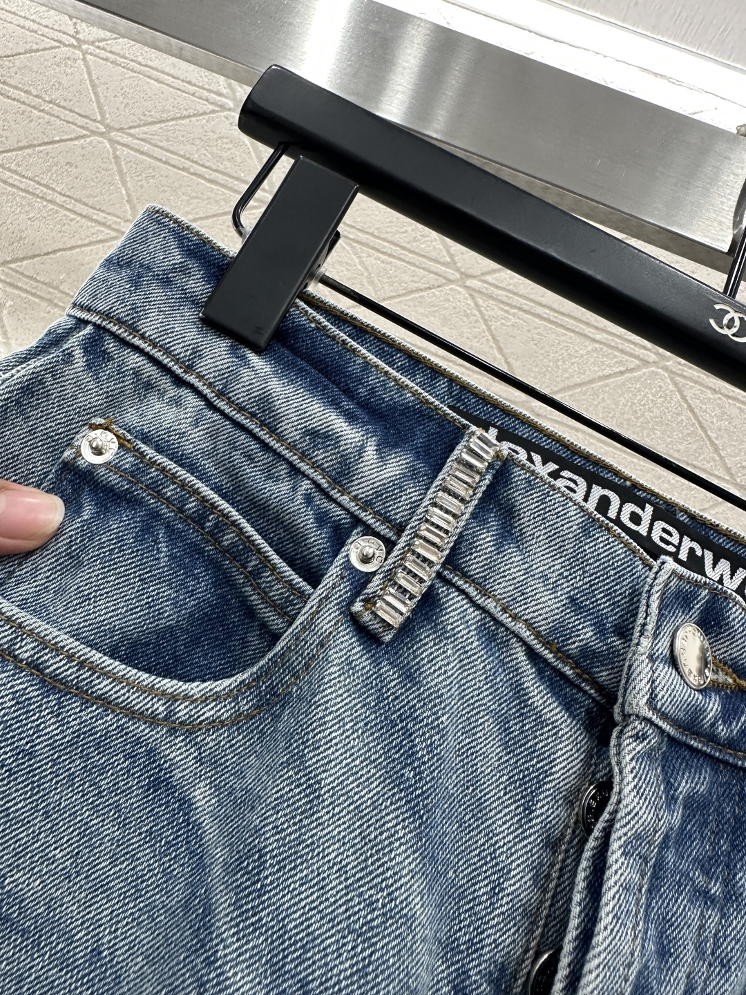 ♥Alexander wan*♥2026新品上架 做旧磨白水钻弯刀牛仔长裤定制YB斜纹牛仔棉材质，穿搭舒
