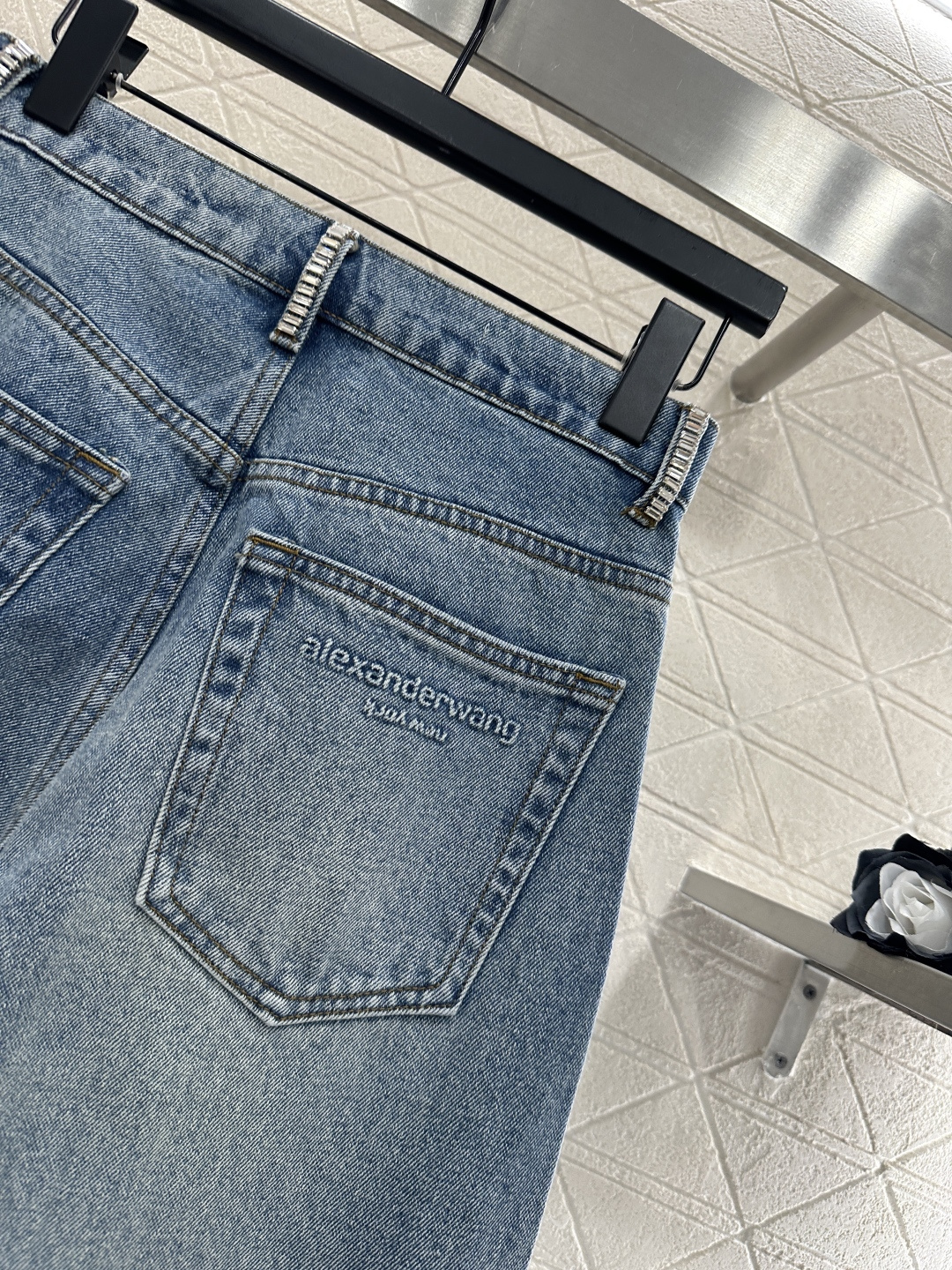 ♥Alexander wan*♥2026新品上架 做旧磨白水钻弯刀牛仔长裤定制YB斜纹牛仔棉材质，穿搭舒
